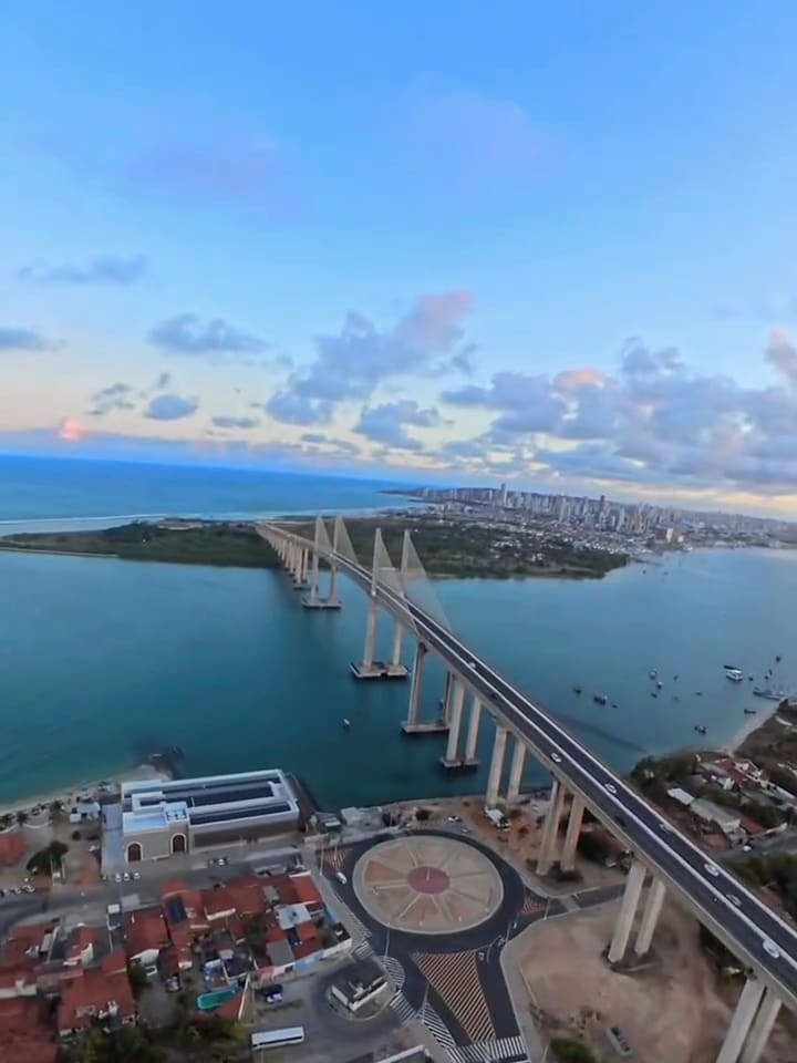 Vista aérea da Ponte Newton Navarro, em Natal