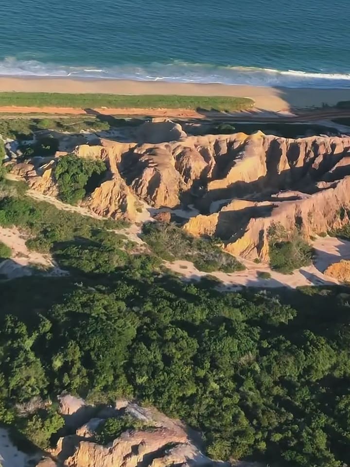Vista aérea das falésias coloridas da Praia do Gunga, em Alagoas