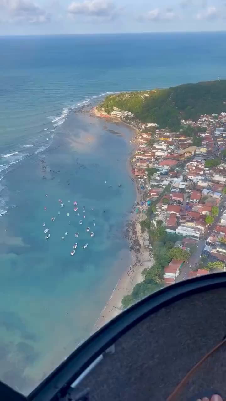 Vista aérea de Pipa durante o voo panorâmico de helicóptero