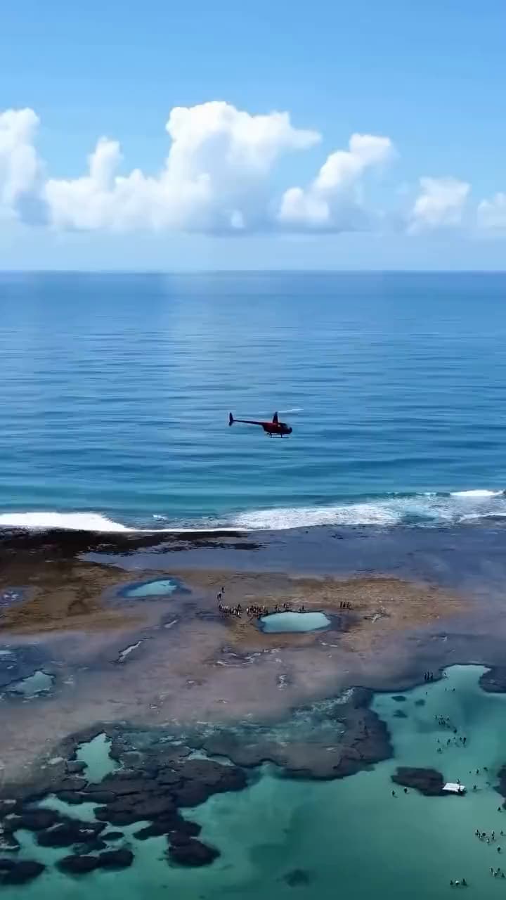Vista aérea de Porto de Galinhas durante o voo panorâmico de helicóptero